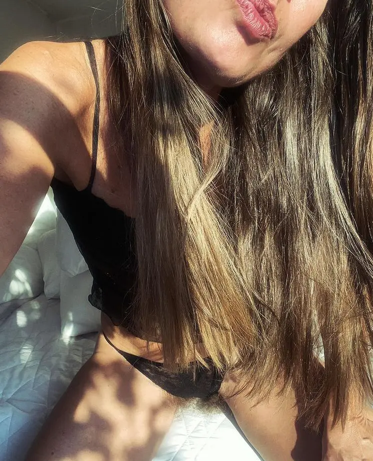 OnlyFans Model Hairy Sara: MILF with a big bush. { +VIDEO }