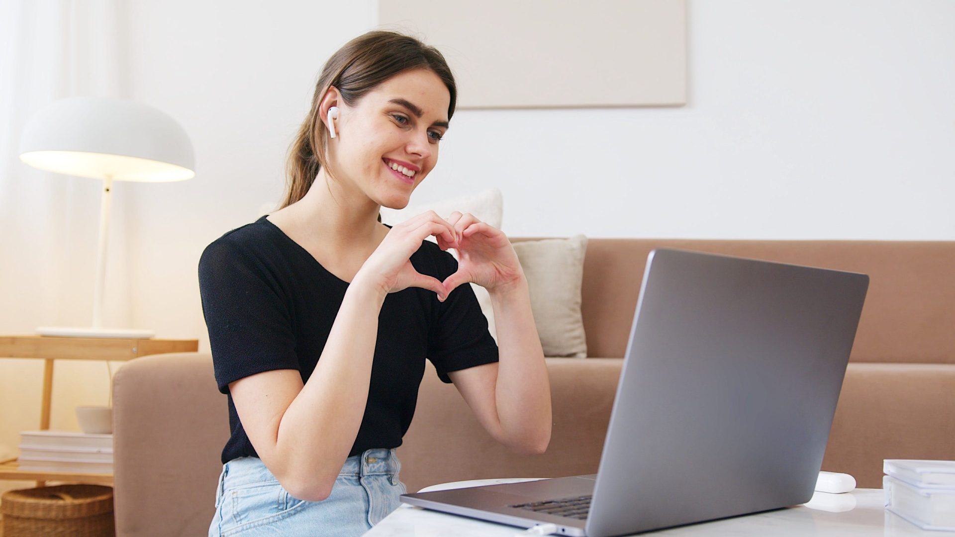 Thinking of Camming in 2025? Here’s Your Guide to Turning a Side Hustle into a Six-Figure Empire